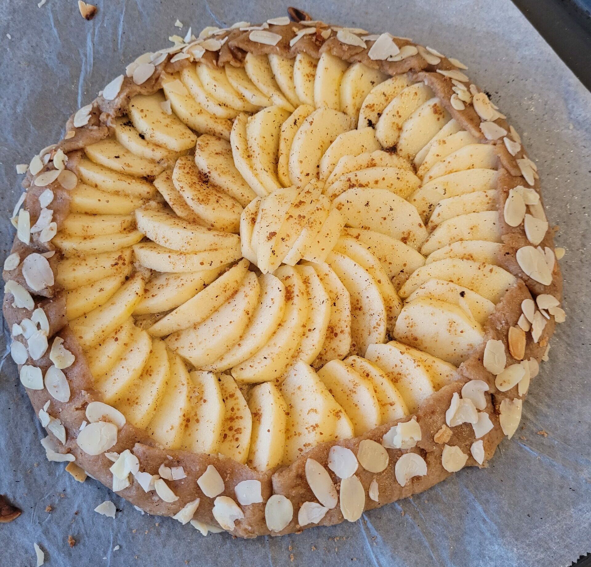 photo de la préparation d'une tarte fine aux pommes et à l'amande