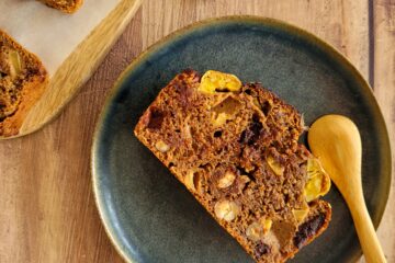 photo culinaire d'un banana bread cacao, pommes et noisettes avec des pépites de chocolat fondantes et des morceaux de pommes