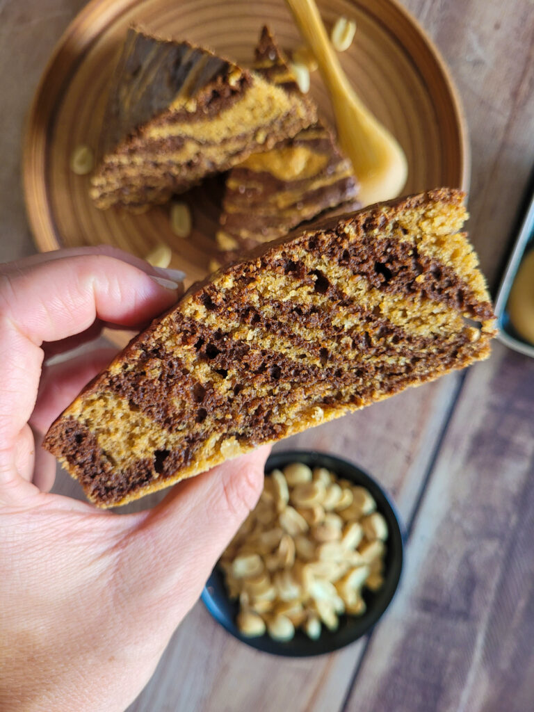 photo culinaire de l'intérieur d'un marbré choco-cacahuètes