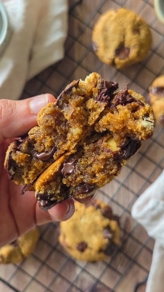 💬🍪 Vous les aimez comment vous les cookies ? Moelleux ou croustillants ? Dites-moi !

Ici, je vous partage tous mes secrets pour des cookies hyper moelleux à l'intérieur et légèrement croustillants à l'extérieur. Tout ça, sans beurre et avec peu de sucre. C'est possible !

Les ingrédients se trouvent en dessous et le détail de la recette sur mon site healthyliciouus dans la catégorie "muffins & cookies" (lien direct dans ma bio @healthyliciouus ).

Vous trouverez aussi sur mon site tous les livres et ebooks disponibles, avec des recettes inédites bien sûr ! 😋
Mon livre Healthy & Happy IG bas est disponible en ligne et en librairie 📙

Les ingrédients pour 6 gros cookies :
• 45g d’huile de coco
• 45g de purée de noisettes
• 30g de sucre de coco
• 1 oeuf
• 75g de poudre d’amandes
• 3g de poudre à lever
• 50g de chocolat min 70% de cacao
• 50g de noisettes

#gourmand #cookies #chocolat #igbas