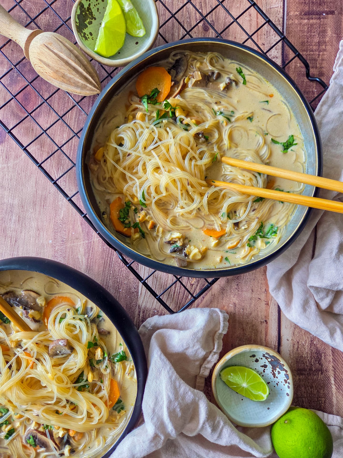 Une soupe comme je les adore, avec plein de saveurs asiatiques : lait de coco, gingembre, miso, coriandre... Des légumes 🥕🍄‍🟫 et des vermicelles de soja pour enrichir le tout et ça donne un plat facile et équilibré ! Ça vous dit d'essayer ?

La liste des ingrédients se trouve en bas de la publication et la recette complète est disponible sur mon site healthyliciouus dans la rubrique "cuisine du monde" (lien direct vers le site dans ma bio @healthyliciouus ).

Vous trouverez aussi sur mon site tous mes livres et ebooks disponibles, avec des recettes inédites bien sûr ! 😋
Mon livre Healthy & Happy IG bas est disponible en ligne et en librairie 📙

Les ingrédients pour 4 personnes:
• 2 carottes
• 300g de champignons de Paris
• 1/2 oignon
• 3 gousses d’ail
• 30g de gingembre frais
• 5 c à s de sauce soja
• 2 c à s d’huile d’olive
• 160g de vermicelles de soja
• 20cl de lait de coco
• 1L d’eau bouillante
• 1 belle c à s de miso blanc (plus doux que les autres misos)
• 1 citron vert
• 60g de noix de cajou grillées, non salées et concassées
• 1 poignée de feuilles de coriandre fraîche

#igbas #cuisinedumonde #recettefacile #mieuxmanger