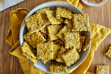 photo culinaire de crackers moutarde et romarin avec des graines et à IG bas