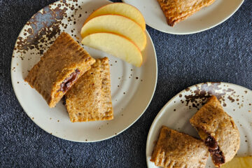 photo culinaire de chaussons IG bas aux pommes et chocolat noir avec une pâte IG bas