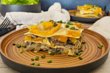 photo culinaire de lasagnes à la courge et champignons avec une béchamel à IG base et de la salade verte