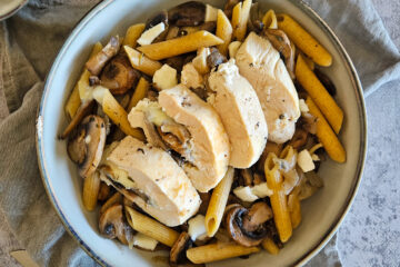 photo culinaire de poulet farci aux champignons et mozzarella servi avec des pâtes aux champignons