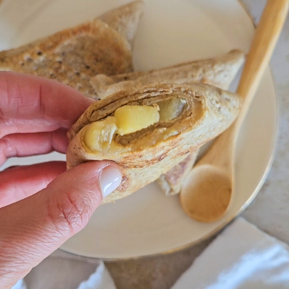 photo culinaire de l'intérieur d'un samoussa de crêpe à la banane, pomme, macadamia et vanille