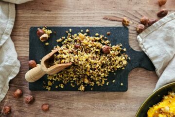 photo culinaire d'un croquant de quinoa et noisettes qui s'apparente à un crumble avec du parmesan. A saupoudrer partout