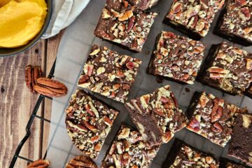 photo culinaire d'un brownie à la courge et noix de pécan avec de la purée de courge et des noix de pécan torréfiées