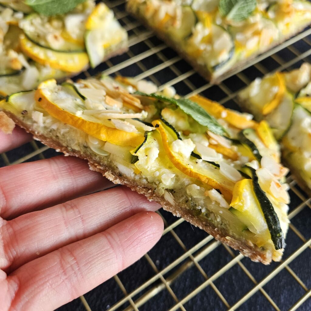les différentes couches de la tarte fines courgettes et pesto à la menthe avec de la feta et des amandes effilées