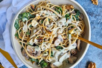 photo culinaire de pâtes au bleu, champignons et chou kale avec une sauce crémeuse au bleu et des morceaux de noix
