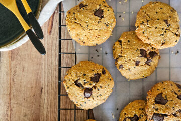 photo culinaire de cookies au sésame et au chocolat IG bas avec des pépites de chocolat noir et des graines de sésame