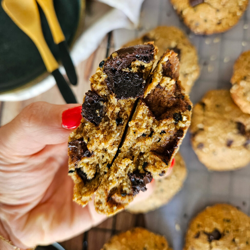 photo culinaire de l'intérieur des cookies sésame chocolat à IG bas avec des pépites de chocolat noir et des graines de sésame