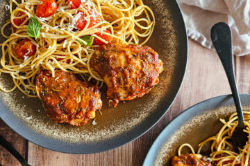 photo culinaire de contre-cuisses de poulet rôti à la provençale avec du concentré de tomate, de l'ail, du citron, de l'huile d'olive, du thym et du romarin