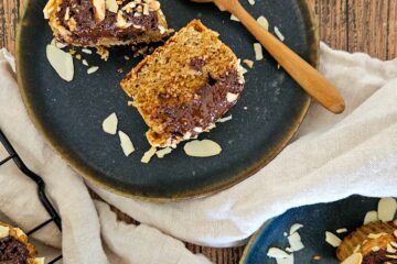 photo culinaire d'un muffins cœur coulant choco-amandes avec des morceaux d'amandes et des amandes effilées