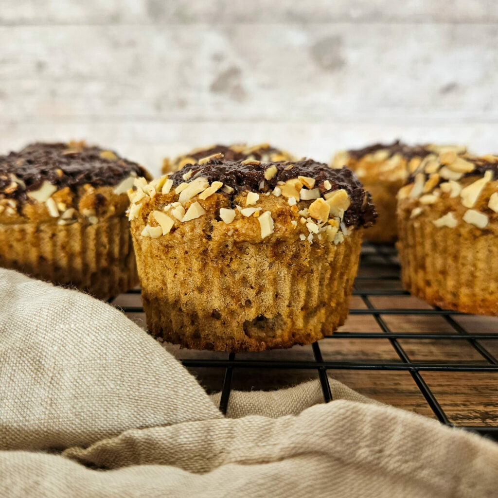 photo culinaire de muffins cœur coulant choco-amandes vu de face avec le chocolat fondant