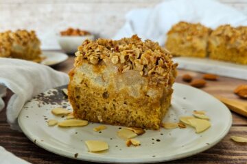 photo culinaire d'un gâteau moelleux-croquant à la poire avec du crumble à l'amande, des morceaux de poires et un gâteau moelleux à l'amande