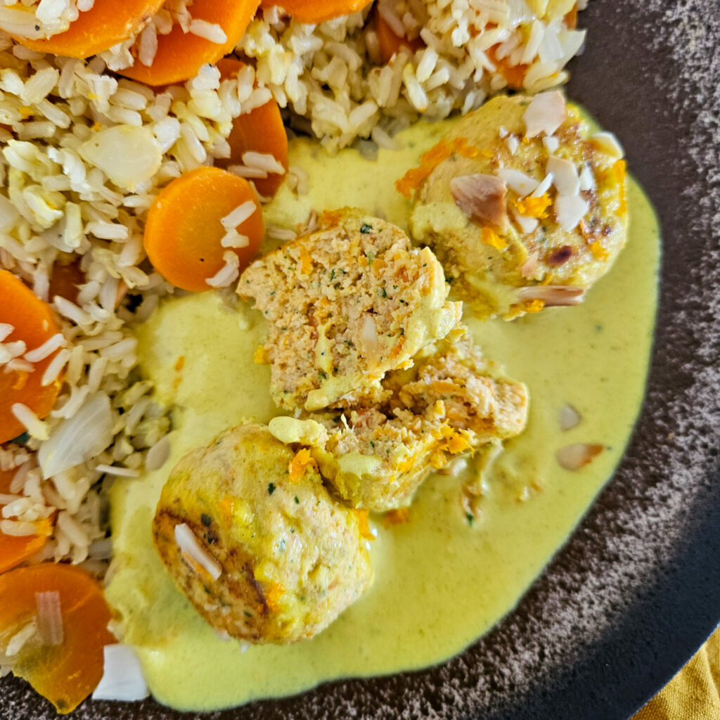 photo culinaire de l'intérieur des boulettes de saumon à l'orange et aux carottes avec du riz complet et des carottes