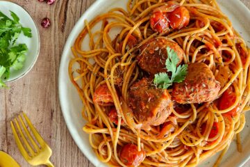 photo culinaire de boulettes de haricots rouges à l'orientale avec des pâtes complètes et une sauce tomate et oignon avec du cumin et du thym