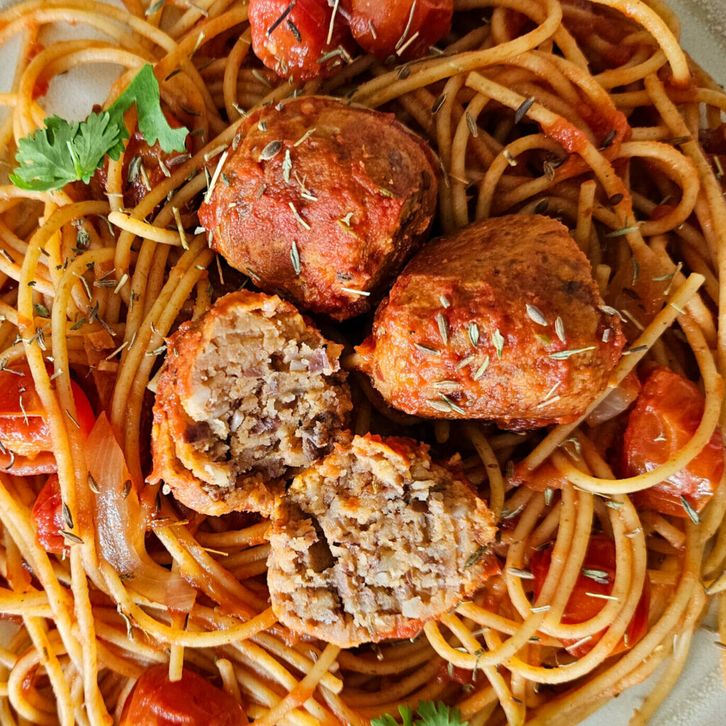 photo culinaire de près de boulettes de haricots rouges à l'orientale avec une sauce tomate et oignon avec du cumin et du thym