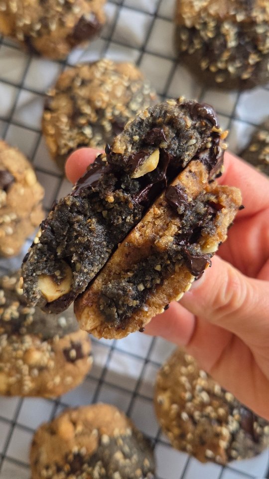 Des cookies double... sésame 🤍🖤 Avec moins de 6g de sucre ajouté par cookie, ils sont peu sucrés et tout ça, sans faire de compromis sur la gourmandise. Purée de sésame noir, tahini, chocolat noir, noisette... Essayez-les ! Promis, ça vaut le coup 😋

Je vous mets la liste des ingrédients en bas de la publication et la recette complète est disponible sur mon site healthyliciouus dans la rubrique "muffins & cookies" (lien direct vers le site dans ma bio @healthyliciouus ).

Vous trouverez aussi sur mon site tous mes ebooks disponibles, avec des recettes inédites bien sûr ! 😋
Mon livre Healthy & Happy IG bas est disponible en ligne et en librairie 📙

Les ingrédients pour 12 cookies :
• 2 oeufs
• 50g de tahini
• 50g de purée de sésame noir
• 80g d’huile de coco
• 70g de sucre de coco
• 80g de poudre de noisettes
• 80g de farine de blé ou d’épeautre T150
• 100g de farine de blé ou d’épeautre T110
• 8g de poudre à lever
• 1 c à s de graines de sésame (mix noir et doré)
• 50g de noisettes
• 100g de chocolat noir 70% de cacao min
• fleur de sel

#cookies #gourmand #igbas #healthyfood