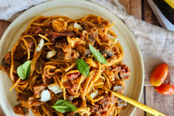 photo culinaire de pâtes avec une sauce aux aubergines et tomates séchées et avec de la mozzarella