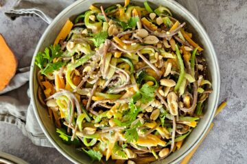 photo culinaire de nouilles de légumes et soba à la cacahuète avec une sauce crémeuse à la cacahuète et au lait de coco