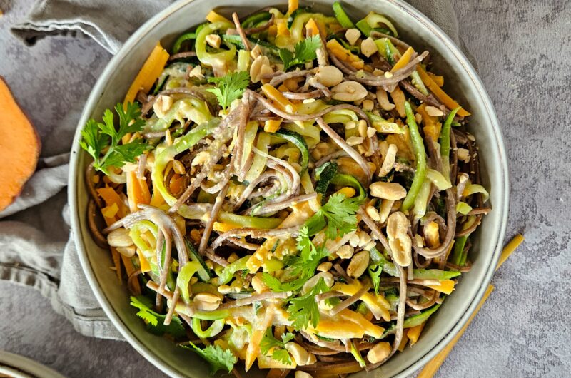 NOUILLES DE LÉGUMES ET SOBA, SAUCE CACAHUÈTES