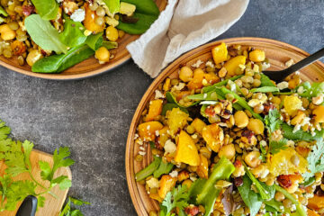 photo culinaire d'une salade de légumineuses à la courge, feta, orange et noisettes