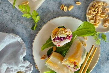 photo culinaire de rouleaux de printemps au quinoa avec du chou rouge, des radis, des crevettes, de la mangue et une sauce à base de cacahuètes