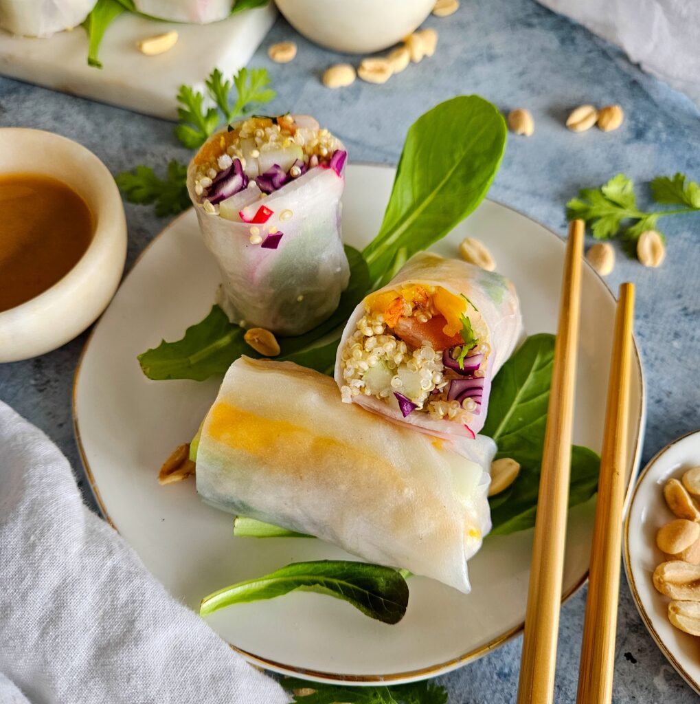 photo culinaire de rouleaux de printemps au quinoa vus de près avec une sauce à base de cacahuètes