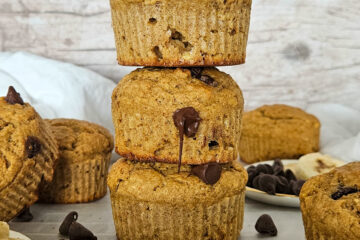 photo culinaire d'une pile de muffins banane chocolat avec des pépites de chocolat