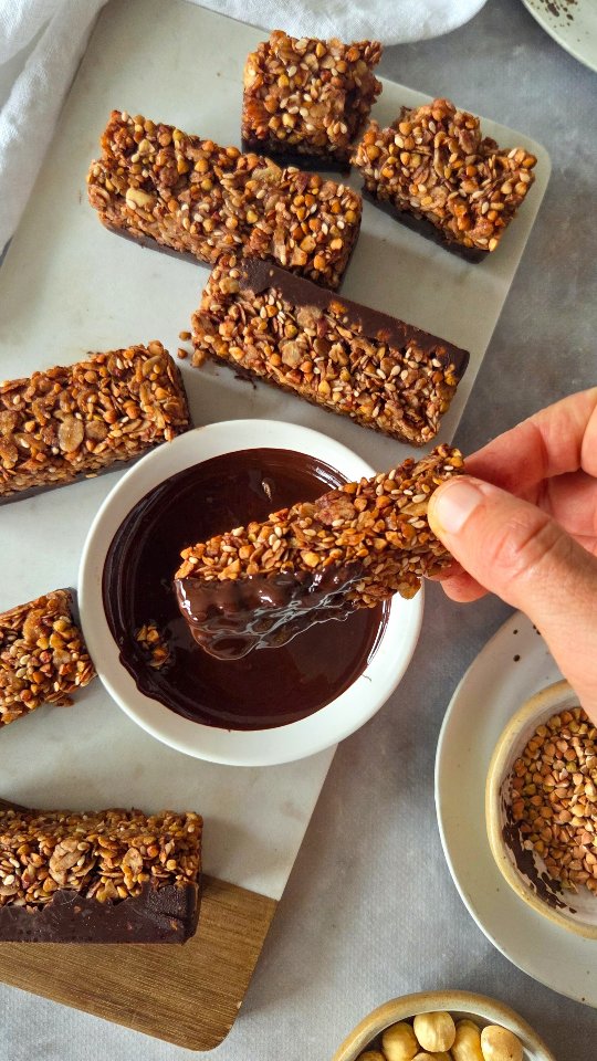 Le duo sarrasin-chocolat a encore frappé ! Ces barres de céréales sont vraiment irrésistibles 😋 À IG bas, sucrées raisonnablement et faciles à réaliser, vous devez absolument les tester ! Elles se conservent parfaitement 5 jours au frais et peuvent même être congelées, c'est super pratique !

Je vous donne la liste des ingrédients en-dessous et la recette complète est disponible sur mon site healthyliciouus dans la rubrique "choco-addict" (lien direct vers le site dans ma bio @healthyliciouus).

Vous trouverez aussi sur mon site tous mes ebooks disponibles, avec des recettes inédites bien sûr ! 😋
Mon livre Healthy & Happy IG bas est disponible en ligne et en librairie 📙

Les ingrédients pour 8 barres de céréales :
• 75g de flocons d’avoine
• 50g de kasha
• 50g de noisettes
• 25g de graines de sésame
• 10g de cacao non sucré
• 50g de miel d’acacia
• 25g d’huile de coco
• 60g de chocolat 70% de cacao min
• 30g de tahini (purée de sésame)
• 1 belle pincée de fleur de sel

#healthyfood #chocolat #gourmand #igbas