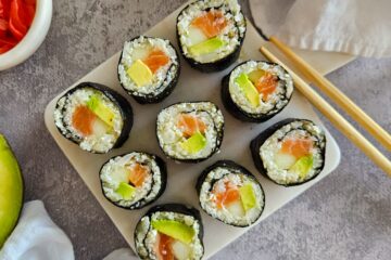 photo culinaire de makis IG bas avec du riz de chou-fleur, du saumon, de l'avocat et du concombre