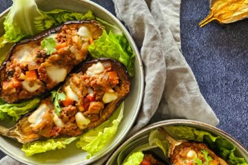 photo culinaire d'aubergines farcies çà la bolognaise et mozzarella avec de la salade verte