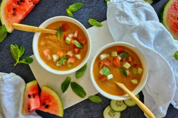 photo culinaire d'un gaspacho pastèque et menthe avec des tomates et du concombre