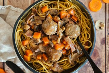 photo culinaire de boulettes façon bœuf bourguignon avec du lard, des carottes, des champignons et servies avec des pâtes complètes