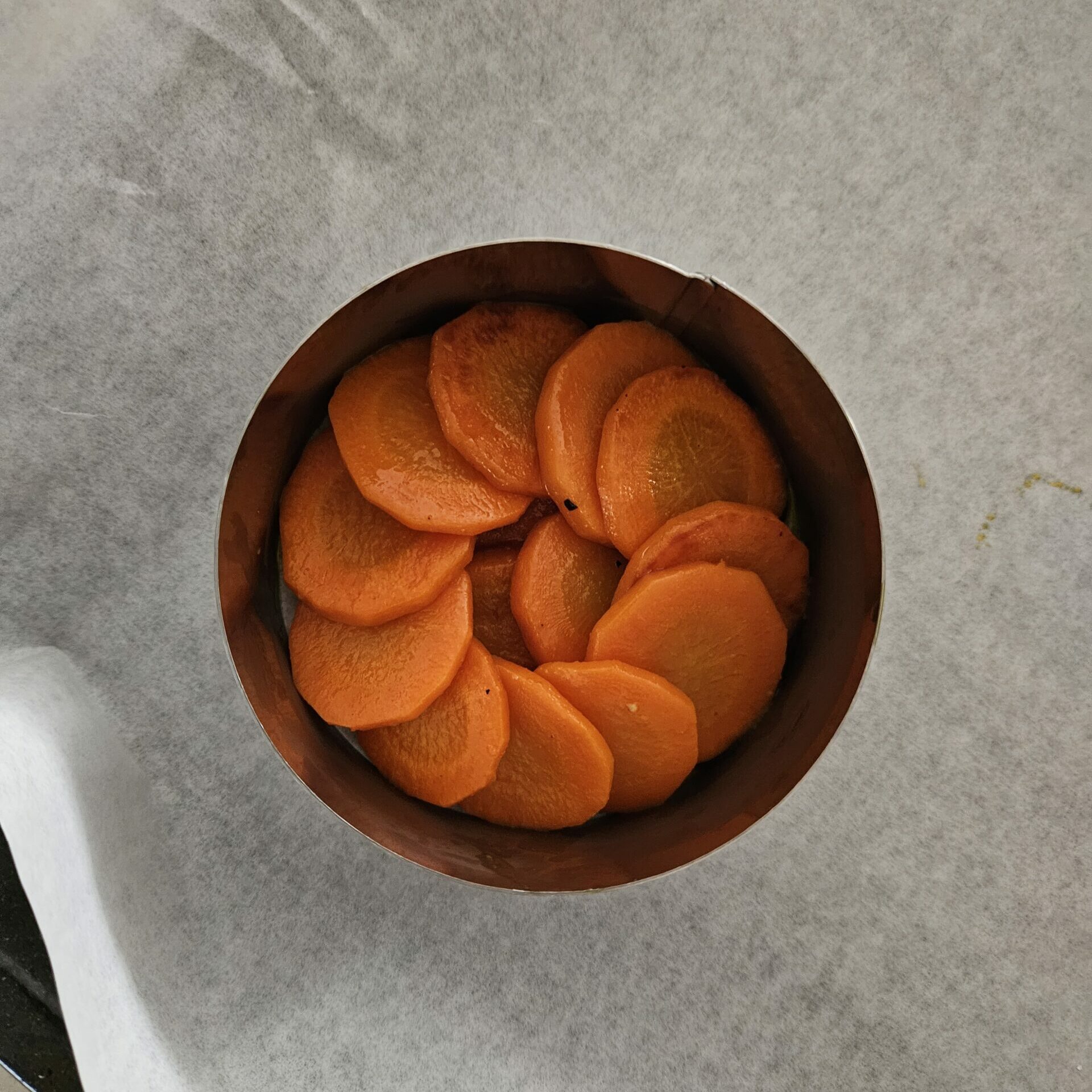 TARTE TATIN DE CAROTTES À LA FETA étape de préparation d'une tarte tatin de carottes à la feta : disposition des carottes