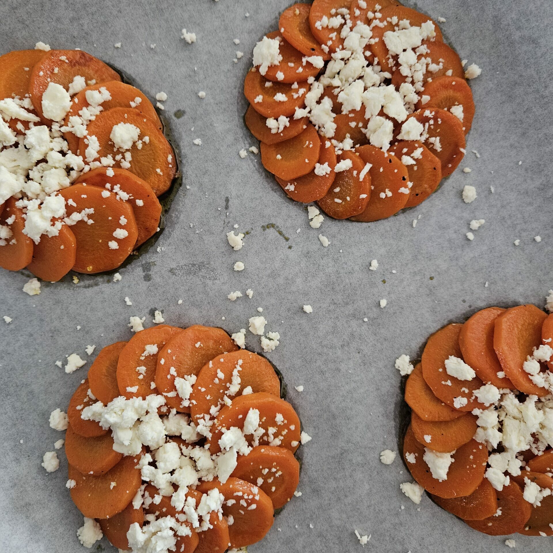 TARTE TATIN DE CAROTTES À LA FETA étape de préparation d'une tarte tatin de carottes à la feta : disposition de la feta