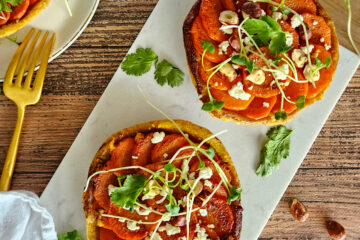 photo culinaire de tatin de carottes à la feta en version IG bas avec des noisettes et de la coriandre fraîche