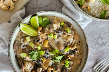 photo culinaire de poulet au miso et lait de coco avec des champignons, des noix de cajou et du citron vert et une sauce crémeuse