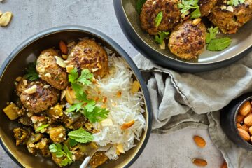 photo culinaire de keftas de bœuf aux amandes et abricots secs avec des aubergines aux épices et du riz basmati
