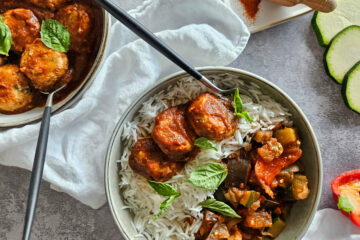 photo culinaire de boulettes de poisson à la provençale avec du basilic, du poisson blanc, des tomates séchées et servies avec du riz basmati et de la ratatouille