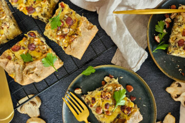photo culinaire d'une quiche aux champignons, bleu, noisettes et oignons avec une pâte à tarte à IG bas