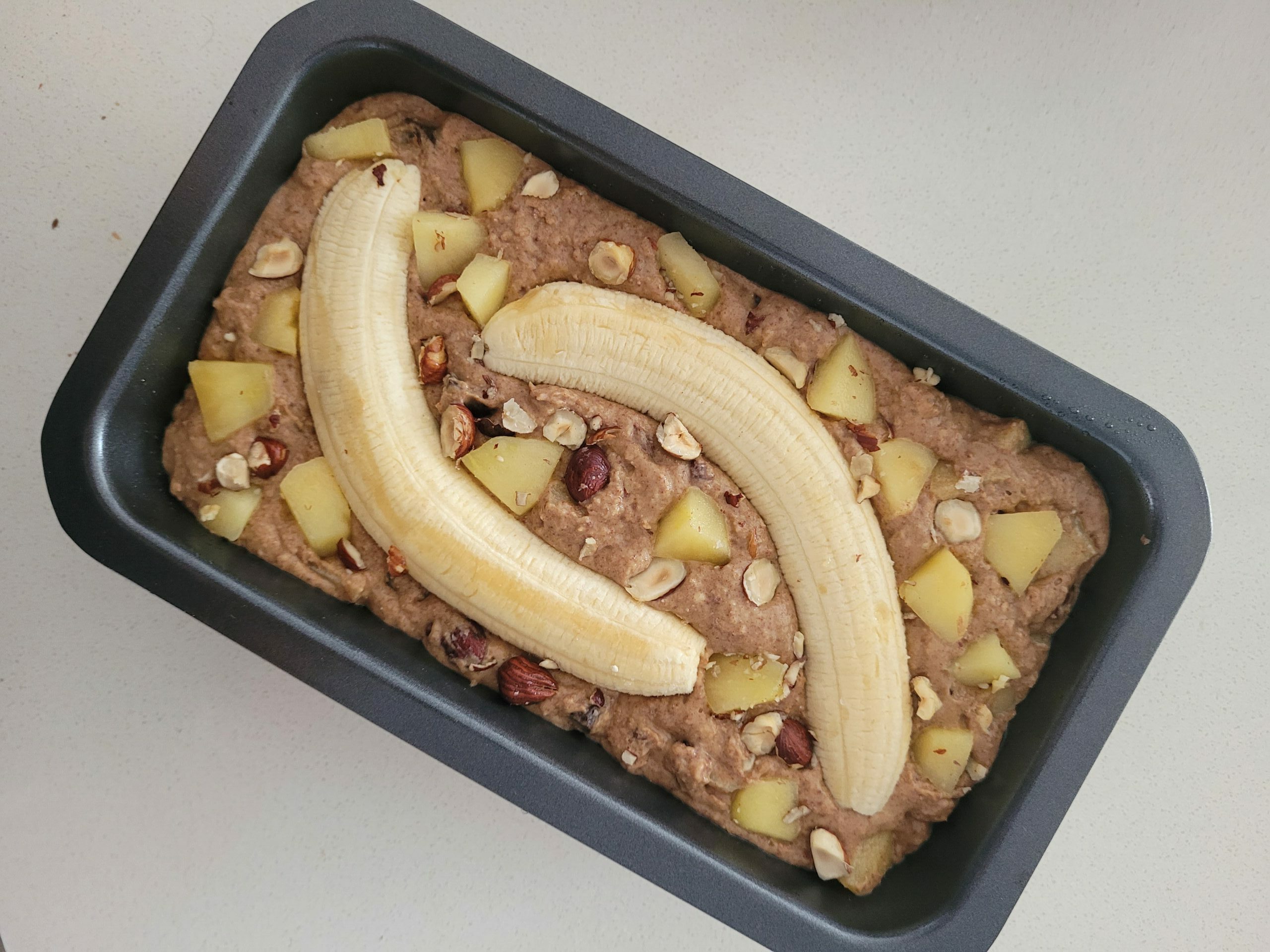 BANANA BREAD CACAO, POMME ET NOISETTE photo de la préparation d'un banana bread cacao, pomme et noisettes