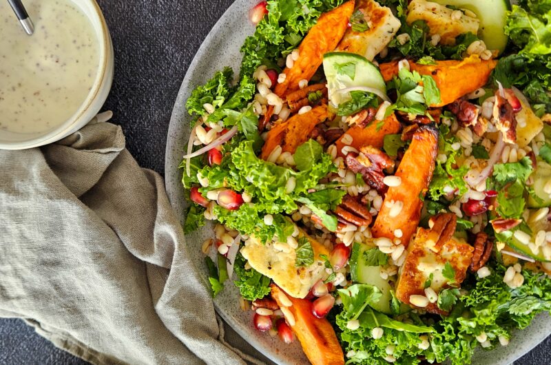 SALADE D'ORGE ET CAROTTES RÔTIES, CHOU KALE ET HALLOUMI