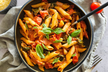 photo culinaire de one pot pasta chorizo, chou kale et tomate avec des tomates cerise, du basilic et du parmesan
