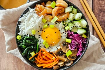 photo culinaire d'un bowl façon bibimbap IG bas avec des crevettes, un œuf au plat, des légumes marinés et du riz basmati