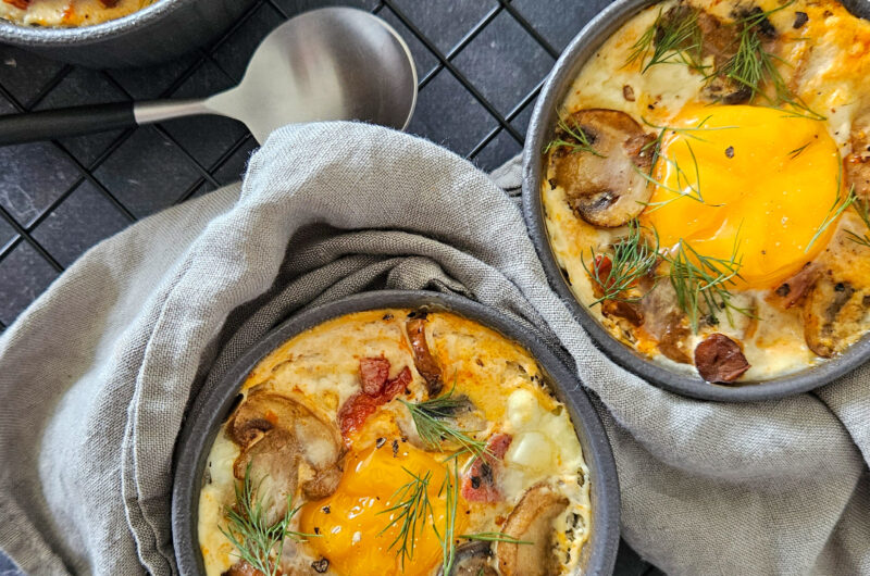 ŒUF COCOTTE CHORIZO, CHAMPIGNONS ET FETA