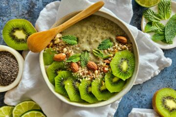 photo culinaire d'un chia bowl kiwi, menthe et citron avec des rondelles de kiwi, des éclats d'amandes et des amandes