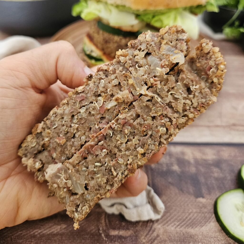 intérieur d'un steak veggie au quinoa, champignons et haricots rouges